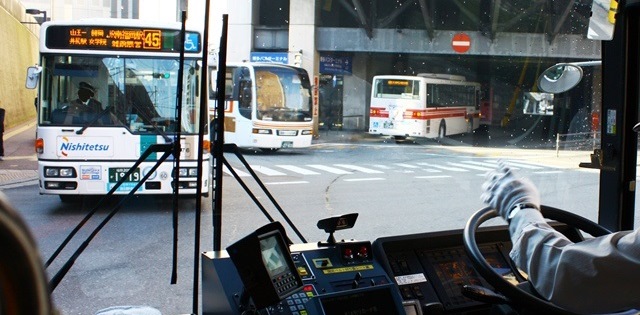 博多バスターミナル横の交差点を左折。