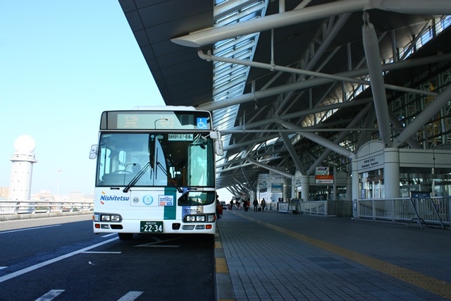 福岡空港国際線の西鉄バス博多営業所8501号車（日野ブルーリボン　ノンステップハイブリットバス／2011年式／LJG-HU8JMGP ）