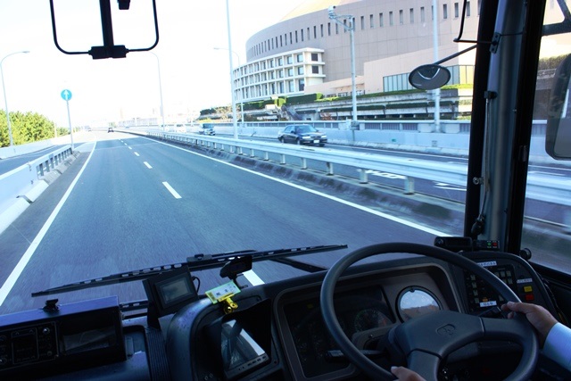ヤフオクドームを走る西鉄高速バス、3330の前面展望