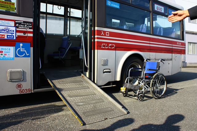 西鉄バスの車椅子スロープの準備をする運転士