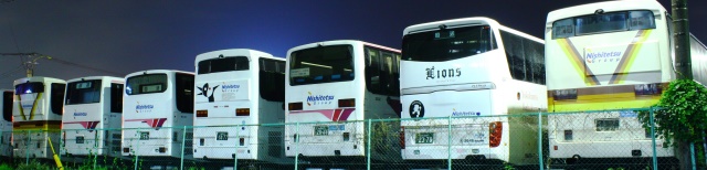 福岡高速営業所に並ぶ夜行バス