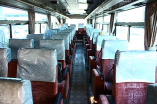 バス、３列シート