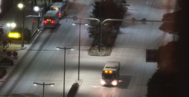 大雪の中、回送で戻る西鉄バス