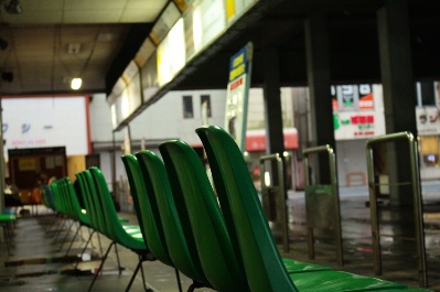 後藤寺バスセンターのベンチ