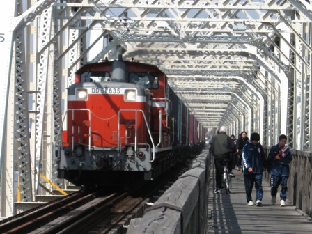 淀川を渡るＤＤ５１形ディーゼル機関車