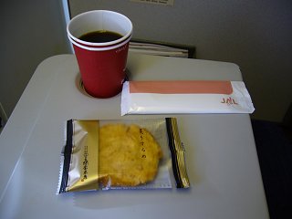 JAL3381便のクラスJ茶菓