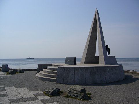 日本最北端の碑から見える弁天島