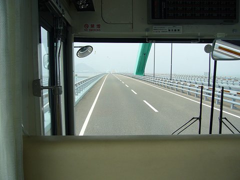 小倉へ向けてバスは連絡橋を渡る