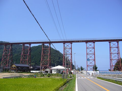 南側から見た鉄橋