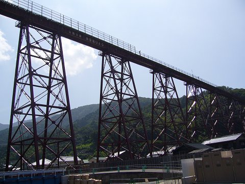 北側から見た鉄橋