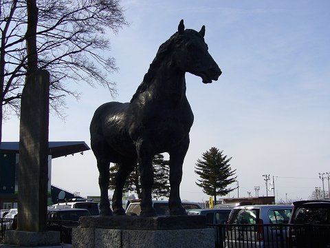 帯広競馬場入口の銅像