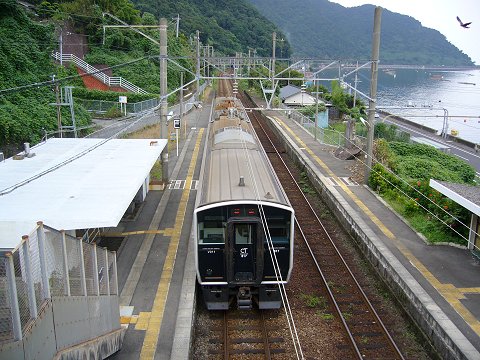 2番線の連絡橋から見た普通列車