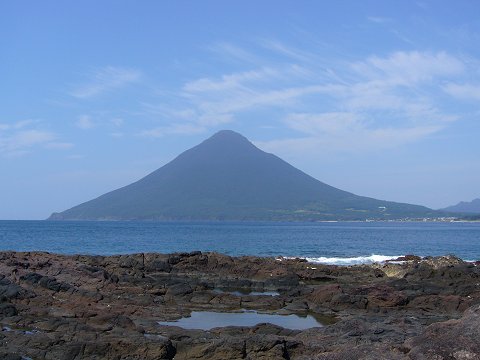 長崎鼻の先端付近から見る開聞岳