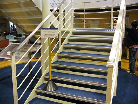 ナッチャンWorldのエグゼクティブクラスへの階段