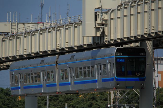 千葉都市モノレール1000系懸架式電車