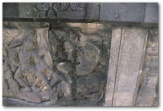プランバナン寺院のラーマーヤナ レリーフ(4)「巨人を成敗するラーマ」(ユネスコ世界遺産)：ジャワの寺院：インドネシア