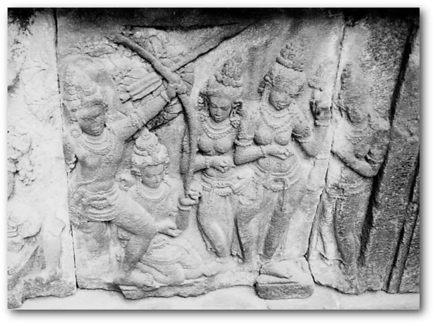 プランバナン寺院のラーマーヤナ レリーフ(6)「弓を射るラーマ」(ユネスコ世界遺産)：ジャワの寺院：インドネシア