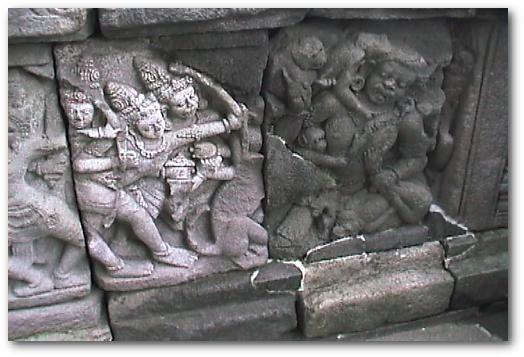 プランバナン寺院のラーマーヤナ レリーフ(25)「クンバカルナとの戦い」(ユネスコ世界遺産)：ジャワの寺院：インドネシア