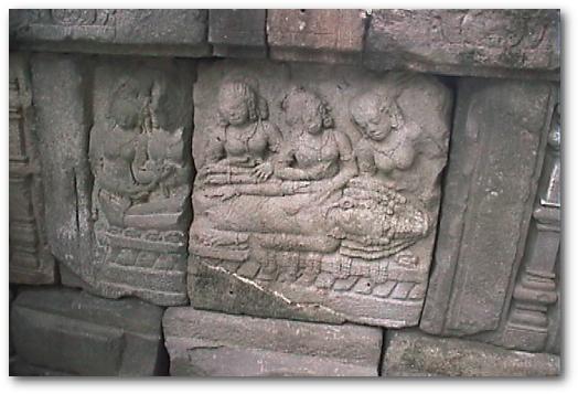 プランバナン寺院のラーマーヤナ レリーフ(27)「ラワナの死」(ユネスコ世界遺産)：ジャワの寺院：インドネシア