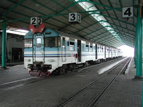 ディーゼル列車：私の好きなインドネシア