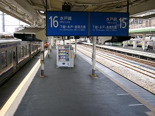 小山駅ホームの様子（15・16番線）