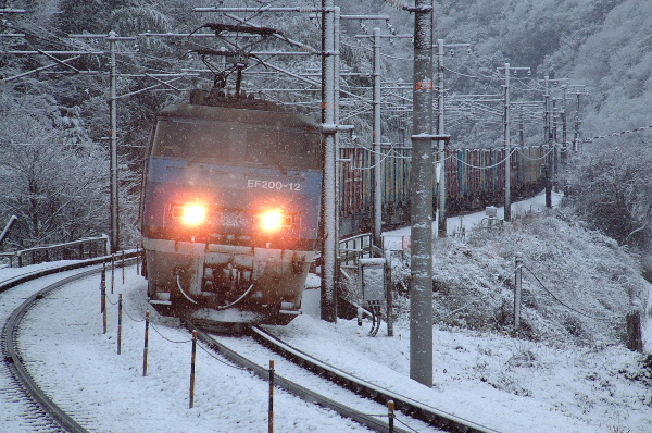 雪の貨物列車