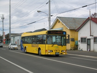 仙美里駅前の国道を通過する十勝バス