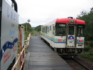 塩幌駅を発車する714Ｄ