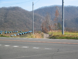 国道から見た塩幌駅方面