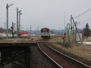 西富駅から747Ｄが発車
