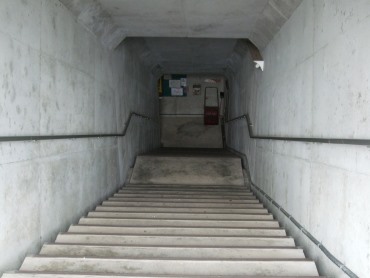 石見都賀駅階段