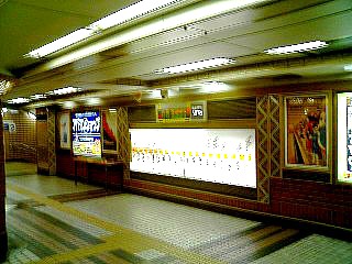 レトロ調の浅草駅。ポスターが開設時そのまま