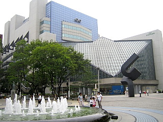 池袋西口、東京芸術劇場