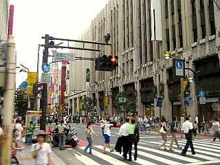 新宿三丁目交差点のＪＲ新宿方面、右側は新宿伊勢丹本店