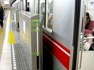 丸ノ内線本線でもワンマン化のためホームゲートの工事が行われている。東高円寺駅