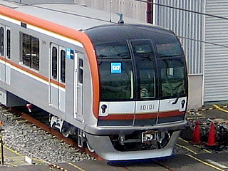 １３号線で使用される新型電車（東京メトロ10000系）。左の画像の初代車両３００系（３００形）をイメージしたとのことてす。