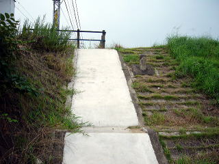 名古屋方面行きの階段跡