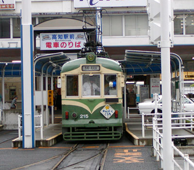高知駅前の昔の塗装をされた２１５