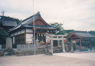 住吉神社。右側が住吉瀬戸。