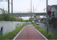 土浦駅手前で終点。左は常磐線。