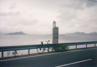 金印塚バス停と博多湾