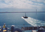 タグボート幸丸に引かれて釧路を出港。