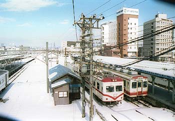 京福電車乗換え跨線橋の窓からのぞく