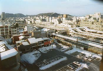 ホテルの窓から早朝の福井駅をのぞむ