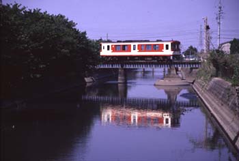 市子川を渡る列車