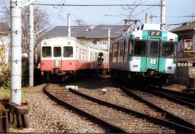 その横をすり抜けて琴平駅へ向かう電車