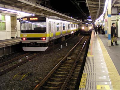 まずは深夜の千葉駅でウォームアップ撮影