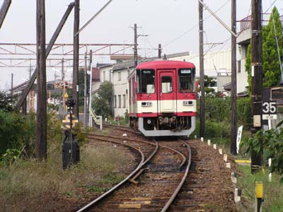 平坂駅へ入る列車