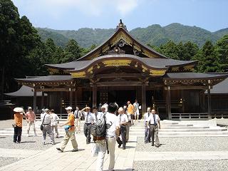 拝殿 in front of 弥彦山