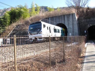 トンネルを抜ける特急E257系車両